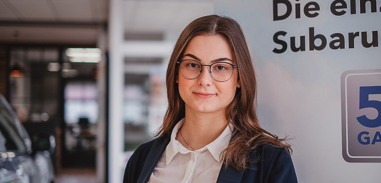 Magdalena  Behrend, Sachbearbeiterin/ Automobilkauffrau